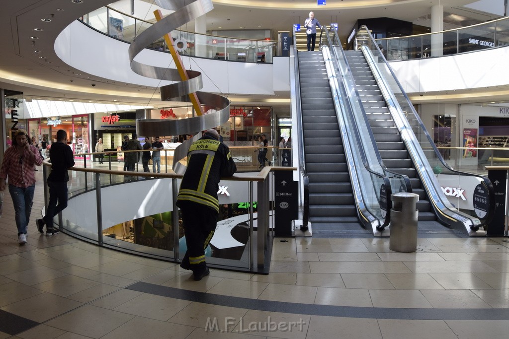 Einsatz BF Reizgas Koeln Kalk Kalk Arcaden P14.JPG - Miklos Laubert